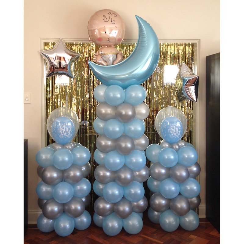 Композиция из воздушных шариков в форме колонн на выписку из роддома для мальчика