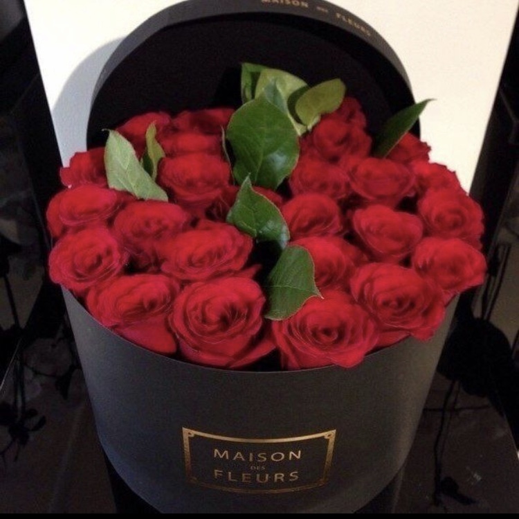 Коробка с алыми розами Рэд Наоми 25 шт
